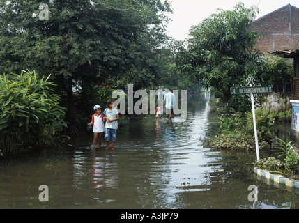 Strade allagate dopo forti piogge monsoniche trosobo vicino a Surabaya indonesia java Foto Stock