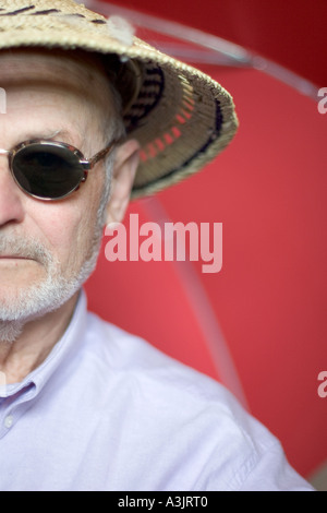 Anziani dai capelli grigi uomo che indossa un po retrò occhiali da sole Foto Stock