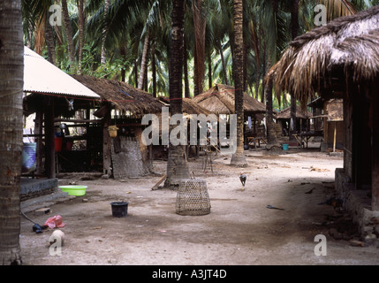 Piccolo villaggio tradizionale di nascosto in una giungla sud lombok indonesia Foto Stock