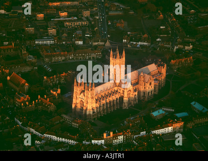 La cattedrale di Canterbury al tramonto Kent REGNO UNITO vista aerea Foto Stock