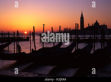 Venezia San Giorgio Maggiore all'alba sunrise dal Molo gondole in primo piano Venezia Veneto Italia Foto Stock