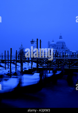 Venezia in Snow View su gondole sul Molo di Santa Maria della Salute a notte dawn Venezia Veneto Italia Foto Stock