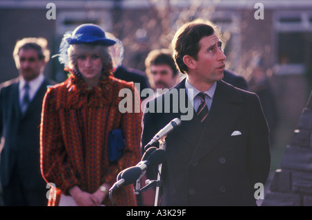 Principe Carlo Diana Principessa di Galles il loro primo tour del Galles insieme dopo il loro matrimonio. Diana Charles sembra molto triste negli anni '1982 1980 del Regno Unito. Foto Stock
