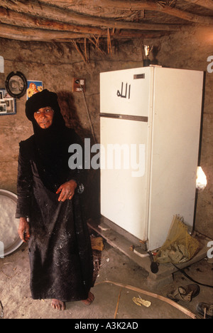 Marsh Arabs Iraq 1984 Woman mostra il suo nuovo frigo nella sua casa di adobe. Iraq meridionale vicino a Bassora. 1980 HOMER SYKES Foto Stock