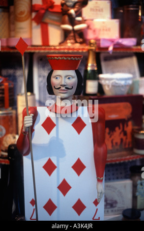 Sette dei diamanti carta da gioco carattere in Fortnum e Mason department store Natale la finestra di visualizzazione, Piccadilly, Londra Foto Stock