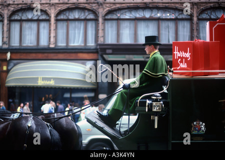 Harrods autista in tophat tappata e ricoprire a tempo di Natale, parcheggiata prima che il famoso grande magazzino in Knightsbridge Foto Stock