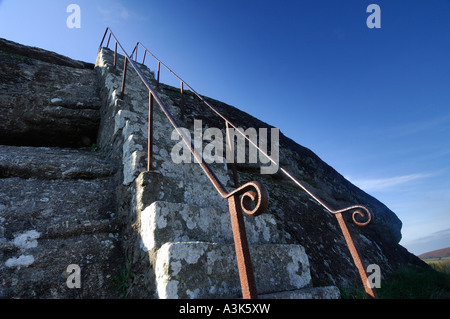 Scale in granito con arrugginendo metallo corrimano che conduce fino al cielo blu chiaro nella parte superiore della roccia Blackinstone vicino a Moretonhampstead Foto Stock