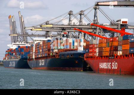 Le navi da carico a Southampton terminal per container export import spedizione nave barca sea gru cassette di distribuzione commerciale Foto Stock