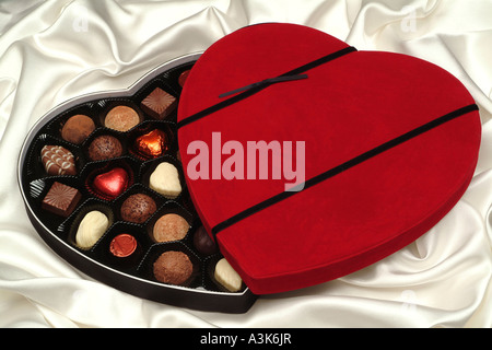 Cioccolatini A Forma Di Cuore In Una Scatola Festiva Foto stock - Alamy