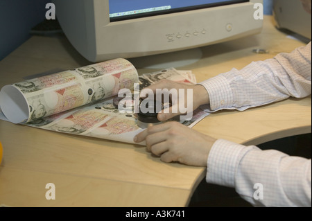 Primo piano dell'uomo controllo dettaglio sulle banconote stampate Foto Stock