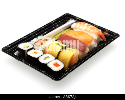 Vassoio di Pronto o preparato Shop acquistato in stile giapponese sano freschi sushi pronto a mangiare, isolato su bianco, con nessun popolo Foto Stock