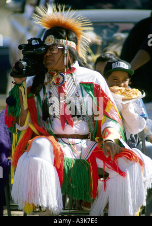 Un uomo di prendere parte ad un Pow Wow film altri concorrenti riserva Navajo Arizona Foto Stock