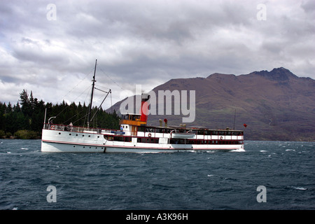 SS Earnslaw spalle nel lago in una giornata di vento Queenstown Nuova Zelanda Foto Stock