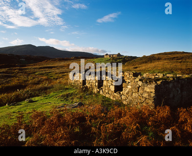 Rovine di antiche case di Croft sotto le pendici del Ben Hecla Sud Uist Outer Hebrides n Scozia Scotland Foto Stock
