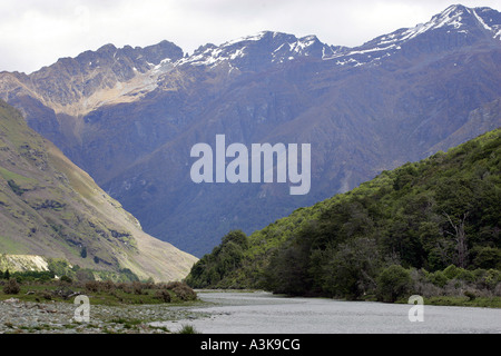 Il fiume Lochy, vicino a Queenstown Nuova Zelanda uno dei migliori fiumi al mondo per la pesca a mosca Foto Stock