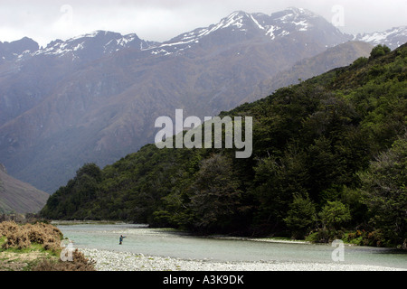 Il fiume Lochy, vicino a Queenstown Nuova Zelanda uno dei migliori fiumi al mondo per la pesca a mosca Foto Stock