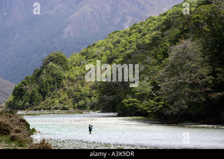 Il fiume Lochy, vicino a Queenstown Nuova Zelanda uno dei migliori fiumi al mondo per la pesca a mosca Foto Stock