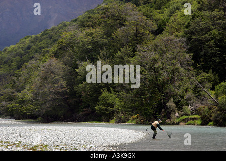 Il fiume Lochy, vicino a Queenstown Nuova Zelanda uno dei migliori fiumi al mondo per la pesca a mosca Foto Stock