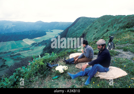 Azzorre isola Sao Miguel Portogallo due pastori aventi il loro pranzo sul bordo di un vulcano estinto degli anni ottanta HOMER SYKES Foto Stock