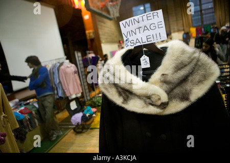 Giovani trendy provare su vestiti a un designer settimanale mercato nel quartiere NoLIta di New York City NY USA Gennaio 2006 Foto Stock