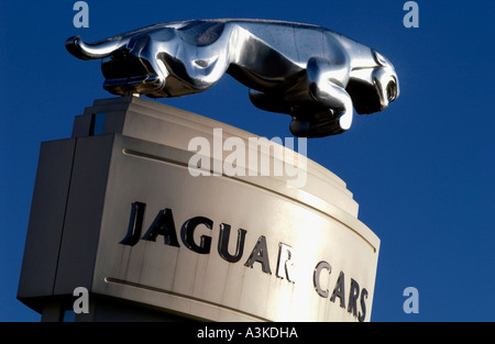 La Jaguar symbol il saltatore su un basamento al di sopra del Browns Lane impianto in Coventry Warwickshire Foto Stock