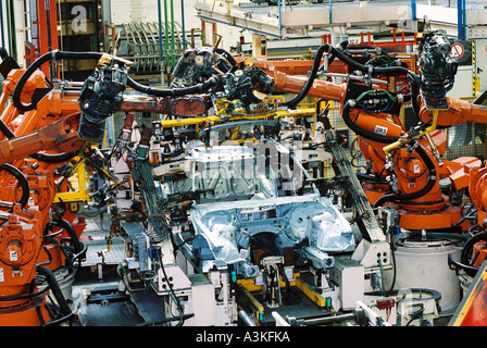 Industria robotica robot di saldatura a punti la produzione di auto presso la BMW di Monaco di Baviera Baviera Germania Foto Stock