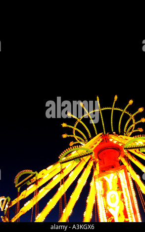 Luci su Yo-Yo parco di divertimenti di corsa di oscillazione di notte, State Fair di Albuquerque, Nuovo Messico, USA, America del Nord Foto Stock