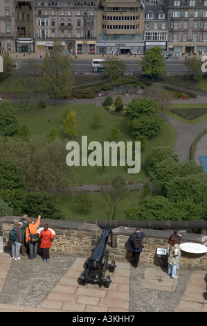 I turisti alla ricerca sui giardini di Princes Street dal Castello di Edimburgo in Scozia UK Foto Stock