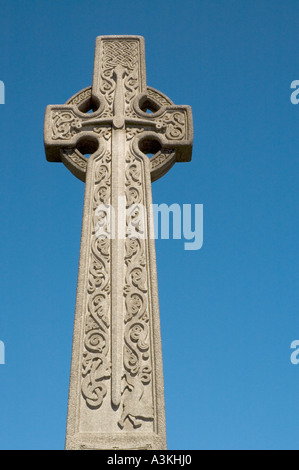 Un Sasso Croce celtiche scolpite con una spada contro un cielo blu chiaro Edinburgh Scotland Regno Unito Foto Stock