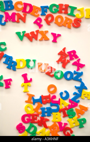 Una ridda di colorati alfabeto magnetico lettere su una lavagna bianca in una classe Foto Stock