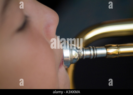 Eurasian boy praticando la tromba Foto Stock