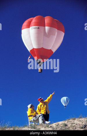I turisti a guardare i palloni ad aria calda luogo Foto Stock