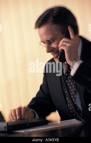 Un dirigente impegnato tramite telefono Foto Stock