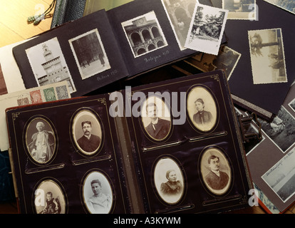 Antica foto album con i ritratti di famiglia del XIX secolo e il 1933 scatti di viaggio Foto Stock