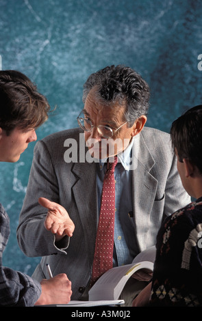 Professore universitario con gli studenti Foto Stock