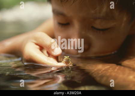 Rana e un ragazzo in Giappone Foto Stock