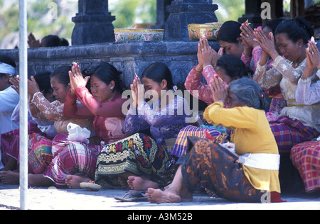 Donne alla cerimonia Indù Pulaki tempio di Bali s N costa è un importante luogo di pellegrinaggio in Indonesia Foto Stock