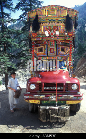 Decorate Bedford carrelli sono una visione comune in Pakistan Foto Stock