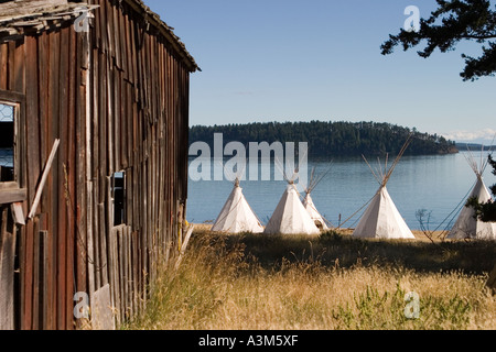 Teepees con un vecchio fienile Foto Stock