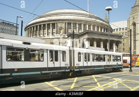 Manchester tram incrocio di giunzione scatola centrale circolare al di là della libreria Foto Stock