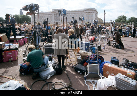 La principessa Diana annuncio della morte porta mondi media equipaggi sulla sezione di chiusa fuori strada fuori Buckingham Palace di Londra Foto Stock