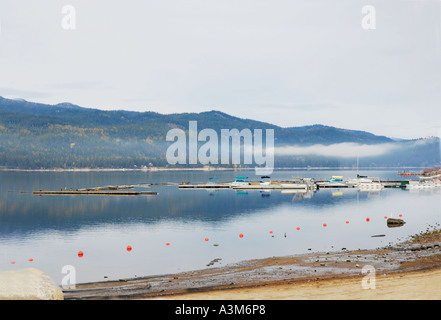 Marina sul lago Payette in McCall Idaho USA con montagne in lontananza Foto Stock