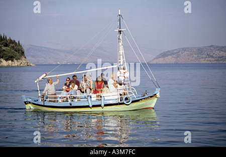 Kalami close up della piccola nave greca in acqua calma con i passeggeri l'impostazione off per la gita in barca costa al di là dell isola di Corfù in Grecia Foto Stock
