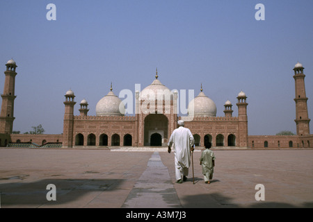 Fedeli alla Moschea Badshahi a Lahore, in Pakistan. Completato nel 1673, è uno dei più grandi del mondo nelle moschee. Foto Stock