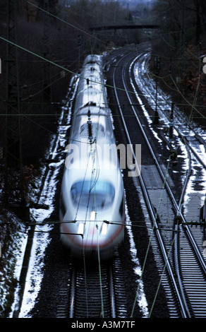 Le ferrovie tedesche inter-city express (ICE) treno passeggeri, Leichlingen vicino a Colonia, nella Renania settentrionale-Vestfalia (Germania). Foto Stock
