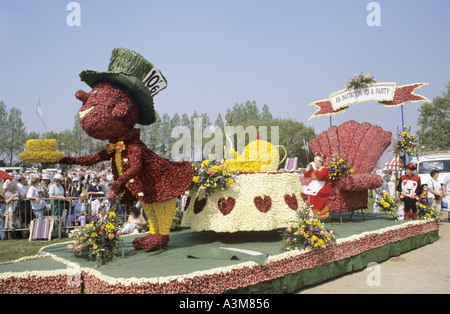 Spalding annuale parata di fiori e il festival con carri allegorici decorati con petali di fiori da bulbo locale di produzione Foto Stock