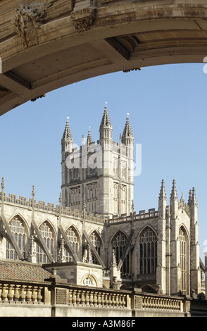 Edificio storico e torre della chiesa parrocchiale di Bath Abbey e dell'ex monastero benedettino famoso dall'arco di York Street Somerset England UK Foto Stock