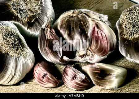 Solarizzazione immagine di aglio sul bordo di taglio Foto Stock