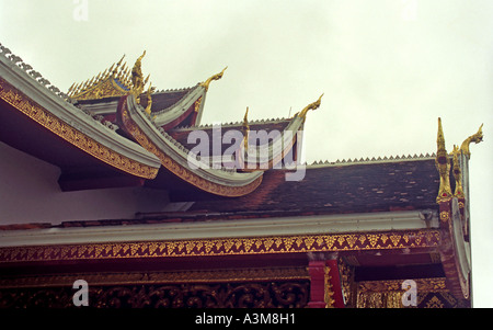 Tetto intricati dettagli riga al tempio Haw Pha Bang, Luang Prabang, Laos. DL31 Foto Stock