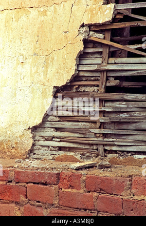 Una parete danneggiata di stecche di bambù intonacato a Luang Prabang, Laos. DM11 Foto Stock